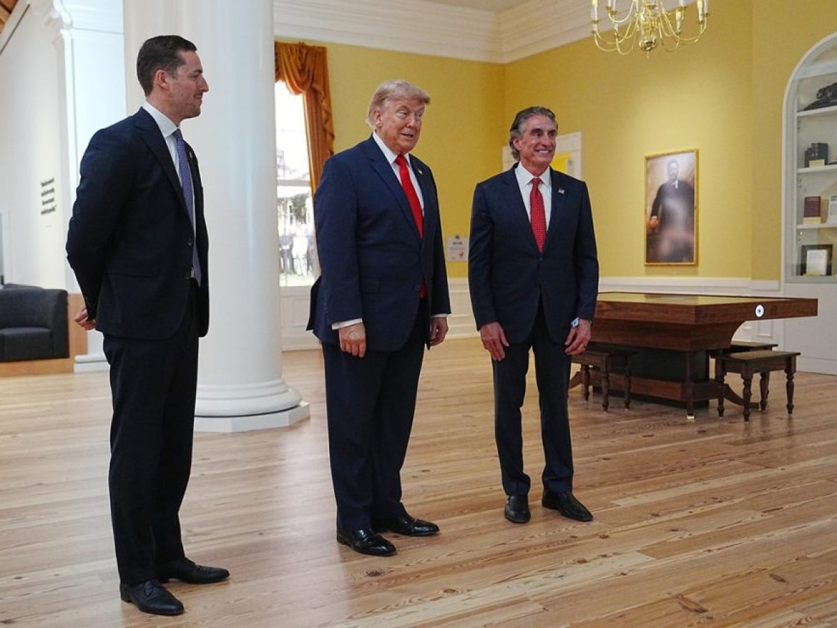 Ο Τραμπ συνομίλησε με AI ολόγραμμα του Θίοντορ Ρούζβελτ στη Βόρεια Ντακότα – Τι ρώτησε ο Αμερικανός πρόεδρος
