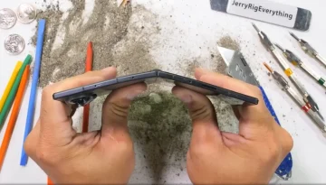 Galaxy Z Fold 8: &Pi;έ&rho;&alpha;&sigma;&epsilon; &alpha;&pi;ό &tau;&alpha; &chi;έ&rho;&iota;&alpha; &tau;&omicron;&upsilon; JerryRigEverything &ndash; &Epsilon;ί&delta;&alpha;&mu;&epsilon; &alpha;&nu;&tau;&omicron;&chi;ή &kappa;&alpha;&iota; &alpha;&sigma;&tau;&omicron;&chi;ί&epsilon;&sigmaf; &ndash; Techmaniacs