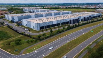 &Eta; &epsilon;&xi;έ&gamma;&epsilon;&rho;&sigma;&eta; &kappa;&alpha;&tau;ά &tau;&omega;&nu; data centers &epsilon;&nu;ώ&nu;&epsilon;&iota; &delta;&epsilon;&xi;&iota;ά &kappa;&alpha;&iota; &alpha;&rho;&iota;&sigma;&tau;&epsilon;&rho;ά &sigma;&tau;&iota;&sigmaf; &Eta;&Pi;&Alpha;, &alpha;&lambda;&lambda;ά&zeta;&omicron;&nu;&tau;&alpha;&sigmaf; &tau;&eta;&nu; &pi;&omicron;&lambda;&iota;&tau;&iota;&kappa;ή &gamma;ύ&rho;&omega; &alpha;&pi;ό &tau;&eta;&nu; AI