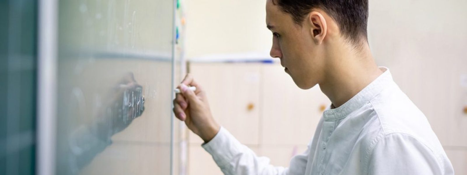 Η Δανία επιστρατεύει προφορικές εξετάσεις και «ψηφιακά τείχη» στα σχολεία κατά της εκτεταμένης αντιγραφής μέσω ΑΙ