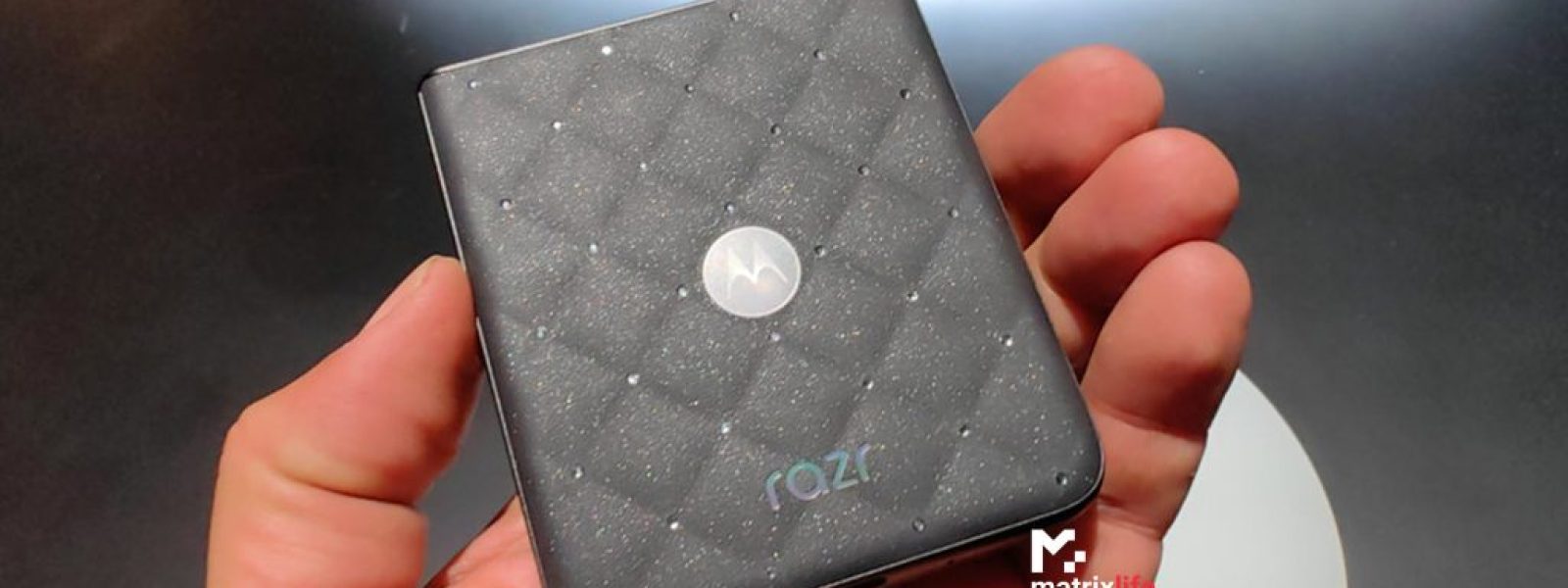 Motorola Razr with Crystals by Swarovski: &Pi;&omicron;&lambda;&upsilon;&tau;έ&lambda;&epsilon;&iota;&alpha; &kappa;&alpha;&iota; &sigma;&tau;&upsilon;&lambda; &sigma;&tau;&alpha; 899 &delta;&omicron;&lambda;ά&rho;&iota;&alpha; &ndash; Matrix Life