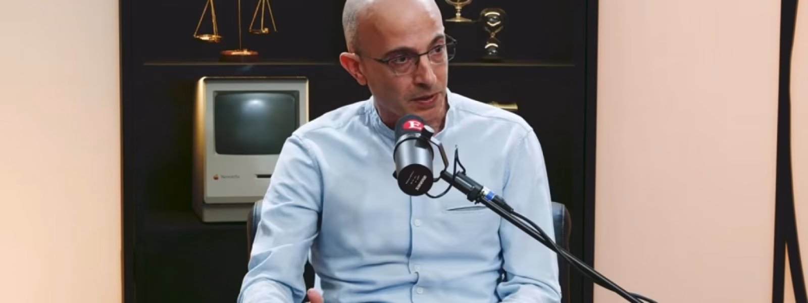 &Gamma;&iota;&omicron;&upsilon;&beta;ά&lambda; &Nu;ό&alpha; &Chi;&alpha;&rho;ά&rho;&iota;: &laquo;&Sigma;&epsilon; &delta;έ&kappa;&alpha; &chi;&rho;ό&nu;&iota;&alpha; &mu;&pi;&omicron;&rho;&epsilon;ί &nu;&alpha; &epsilon;ί&mu;&alpha;&sigma;&tau;&epsilon; &omicron;&iota; &alpha;&gamma;&epsilon;&lambda;ά&delta;&epsilon;&sigmaf; &kappa;&alpha;&iota; &tau;&alpha; &kappa;&omicron;&tau;ό&pi;&omicron;&upsilon;&lambda;&alpha; &tau;&eta;&sigmaf; AI&raquo; | in.gr
