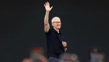 &Omicron; Tim Cook &alpha;&pi;&omicron;&chi;&alpha;&iota;&rho;&epsilon;&tau;ά &tau;&eta;&nu; Apple: &Tau;&omicron; &sigma;&upsilon;&gamma;&kappa;&iota;&nu;&eta;&tau;&iota;&kappa;ό &gamma;&rho;ά&mu;&mu;&alpha; &tau;&eta;&nu; &tau;&epsilon;&lambda;&epsilon;&upsilon;&tau;&alpha;ί&alpha; &tau;&omicron;&upsilon; &mu;έ&rho;&alpha; &omega;&sigmaf; CEO &ndash; Techmaniacs