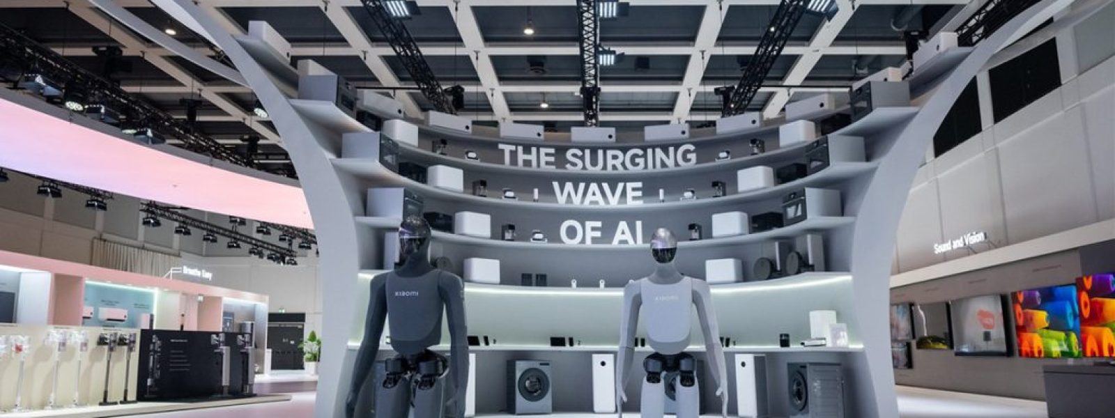 &Nu;&tau;&epsilon;&mu;&pi;&omicron;ύ&tau;&omicron; &sigma;&tau;&eta;&nu; IFA 2026: &Eta; Xiaomi &alpha;&nu;&epsilon;&beta;ά&zeta;&epsilon;&iota; &tau;&alpha;&chi;ύ&tau;&eta;&tau;&alpha; &sigma;&tau;&eta;&nu; &Epsilon;&upsilon;&rho;ώ&pi;&eta; &mu;&epsilon; &tau;&omicron; &omicron;&iota;&kappa;&omicron;&sigma;ύ&sigma;&tau;&eta;&mu;&alpha; &laquo;Human &times; Car &times; Home&raquo;