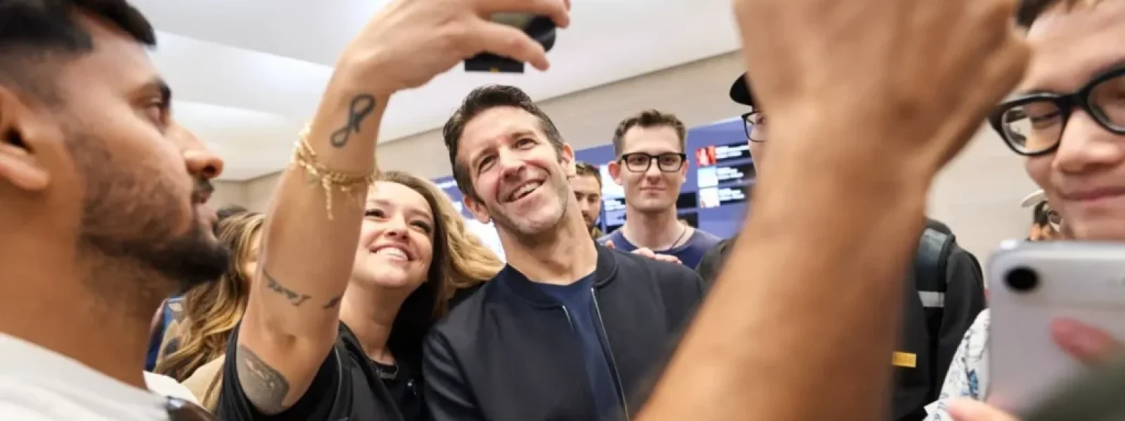 &Omicron; &nu;έ&omicron;&sigmaf; CEO &tau;&eta;&sigmaf; Apple &alpha;&lambda;&lambda;ά&zeta;&epsilon;&iota; &tau;&alpha;&chi;ύ&tau;&eta;&tau;&alpha;: &Theta;έ&lambda;&epsilon;&iota; &pi;&epsilon;&rho;&iota;&sigma;&sigma;ό&tau;&epsilon;&rho;&alpha; &pi;&rho;&omicron;ϊό&nu;&tau;&alpha; &kappa;&alpha;&iota; &pi;&iota;&omicron; &gamma;&rho;ή&gamma;&omicron;&rho;&epsilon;&sigmaf; &kappa;&upsilon;&kappa;&lambda;&omicron;&phi;&omicron;&rho;ί&epsilon;&sigmaf; &ndash; Techmaniacs