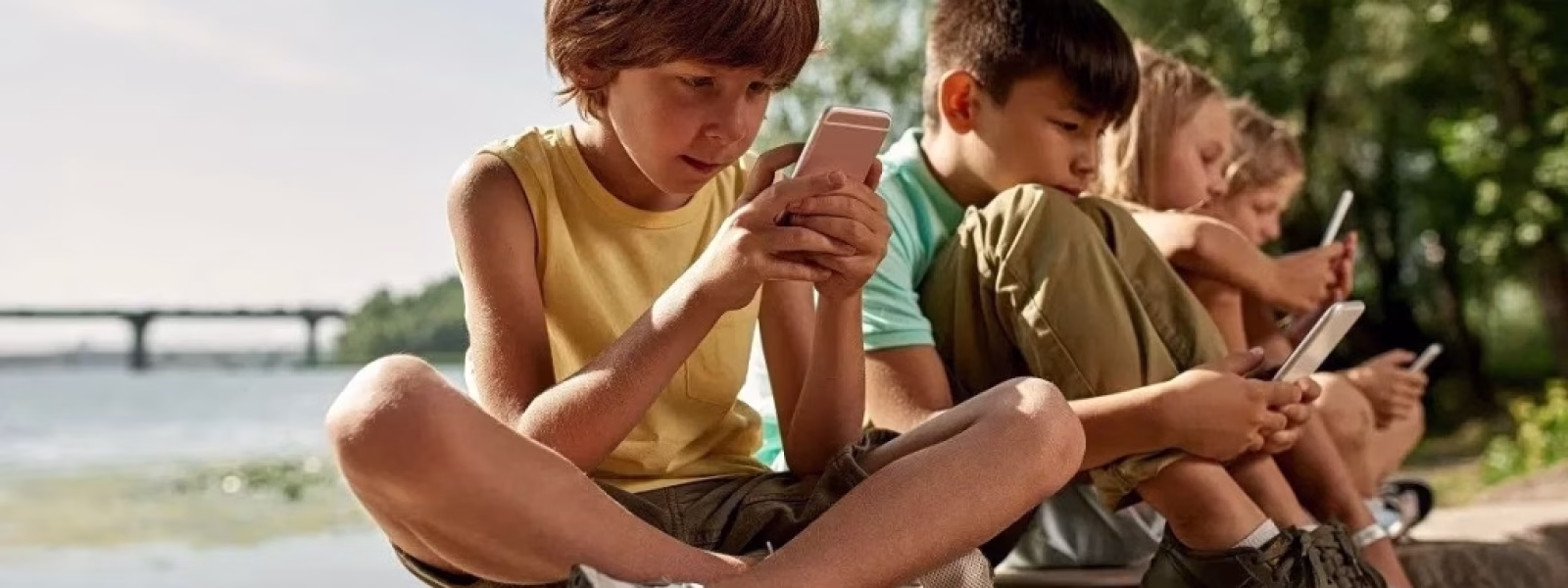 &Epsilon;&lambda;&lambda;&eta;&nu;&iota;&kappa;ό &laquo;&mu;&pi;&lambda;ό&kappa;&omicron;&raquo; &sigma;&tau;&alpha; social media &gamma;&iota;&alpha; &tau;&omicron;&upsilon;&sigmaf; &kappa;ά&tau;&omega; &tau;&omega;&nu; 15 &epsilon;&tau;ώ&nu; | in.gr